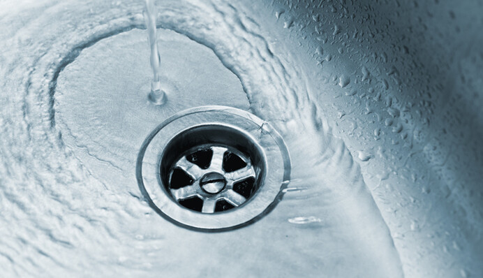 Как прочистить слив без вантуза: способ с содой и уксусом пригодится каждому