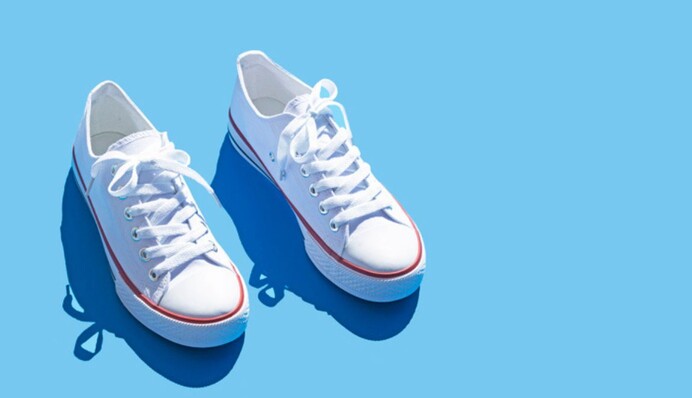 Как быстро отстирать белые шнурки от грязи: 7 средств, которые не подведут