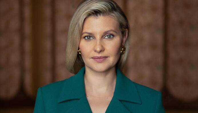 Елена Зеленская в стильной блузке снялась для обложки испанского журнала