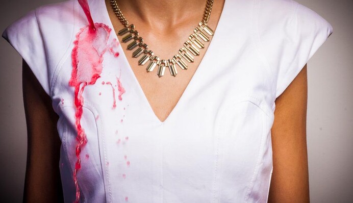 Як швидко вивести плями з білого одягу: найкращі лайфхаки для прання