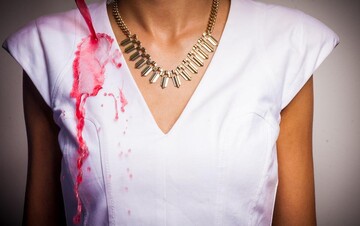 Як швидко вивести плями з білого одягу: найкращі лайфхаки для прання