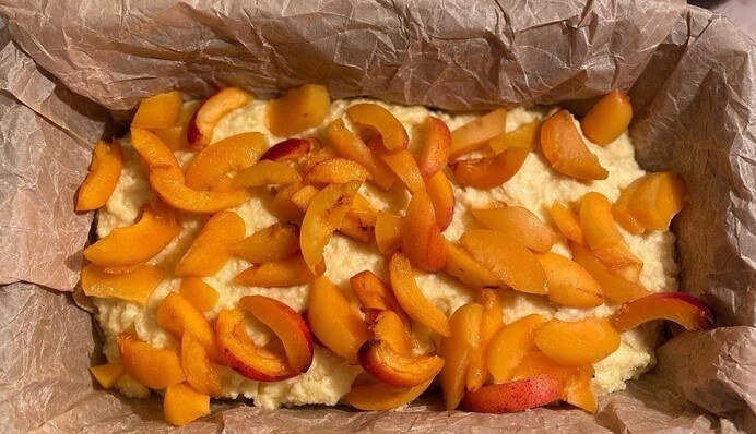 Как испечь к чаю ароматный творожный пирог с абрикосами: простой рецепт