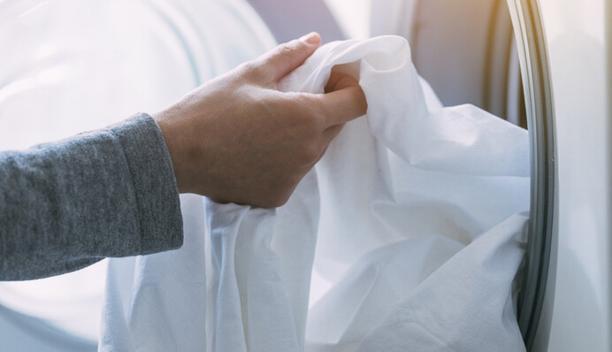 Як врятувати білу річ, яка забарвилася після прання: топ-3 простих засоби