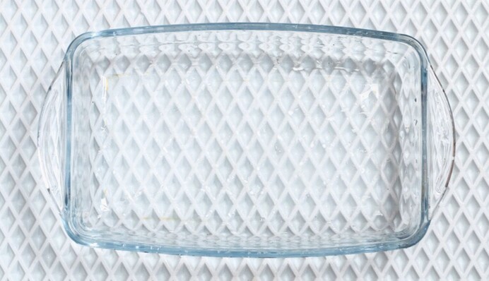 Як швидко відмити скляну форму для запікання від пригорілої їжі: 3 простих лайфхаки