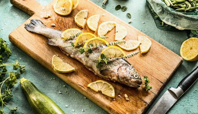 Як відмити обробну дошку від запаху риби: корисні поради та лайфхаки