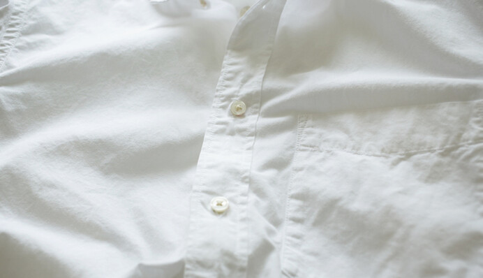 Как разгладить мятую одежду, если нет утюга: 6 простых способов