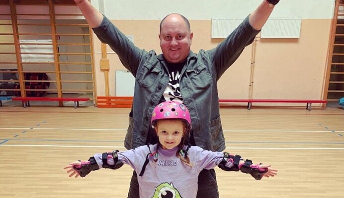 Маленька дочка Юрія Ткача у дуеті з собакою смішно виконала пісню 