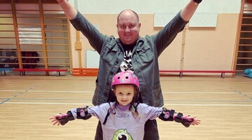 Маленькая дочь Юрия Ткача в дуэте с собакой смешно исполнила песню 