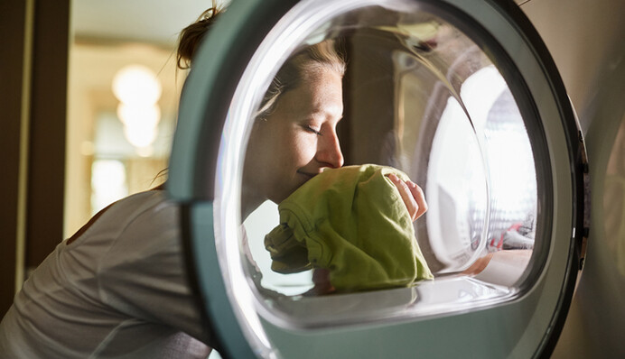 Топ-4 стійкі запахи, які важко видалити з одягу: що з ними робити