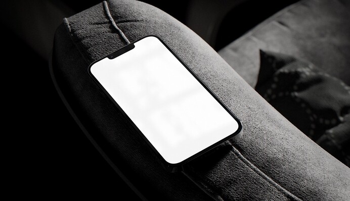 Чим протирати екран телефона, щоб не пошкодити його покриття: 4 доступні варіанти
