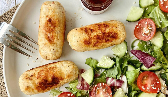 Як зробити домашні сосиски з курки у харчовій плівці: простий рецепт