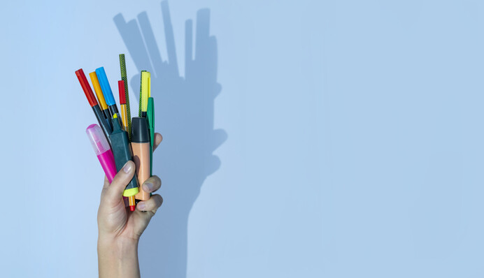 Як відтерти фломастер зі шпалер: 4 способи, які варто спробувати