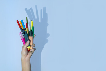 Як відтерти фломастер зі шпалер: 4 способи, які варто спробувати