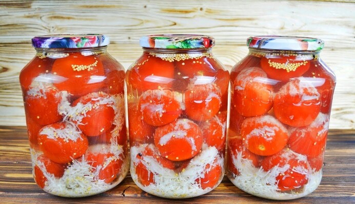 Как закрыть маринованные помидоры в снегу с чесноком: рецепт вкусной закуски