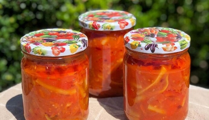 Как закрыть на зиму салат из стручковой фасоли с помидорами: простой рецепт