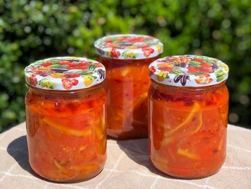 Как закрыть на зиму салат из стручковой фасоли с помидорами: простой рецепт