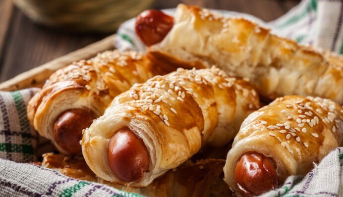 Як приготувати сосиски в тісті з сиром: смачний рецепт від Анни Саліванчук