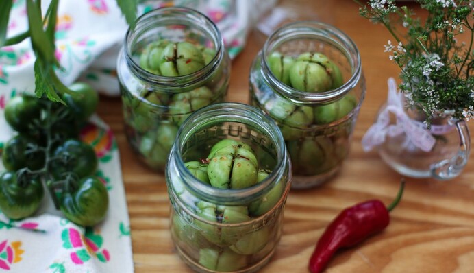 Як приготувати зелені помідори на зиму: простий рецепт з часником і морквою