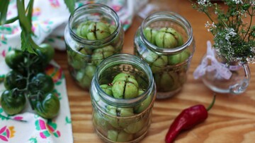 Как приготовить зеленые помидоры на зиму: простой рецепт с чесноком и морковью