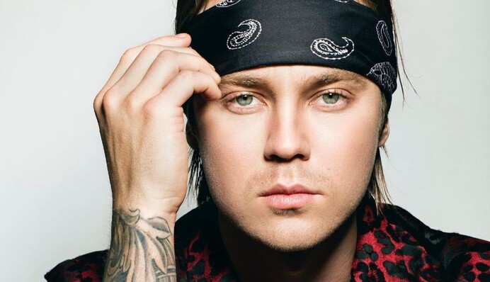 Ми постійно на зв'язку: Артем Пивоваров розповів про маму, яка живе в окупованому Вовчанську