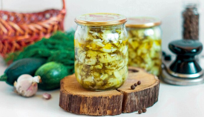 Як смачно приготувати на зиму салат із кабачків із грибами: простий рецепт