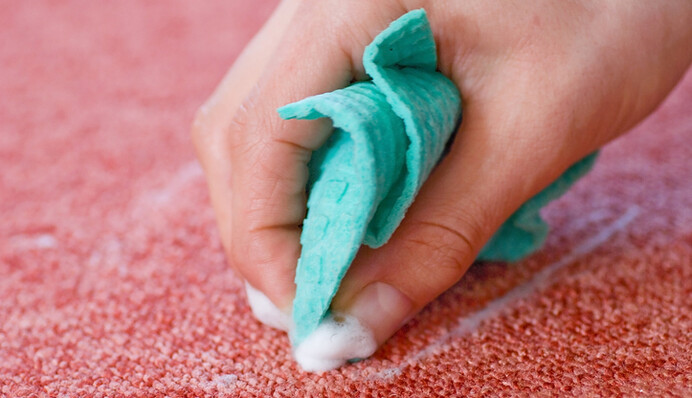 Чим відмити застарілі плями на килимі: 5 простих рішень для основних забруднень