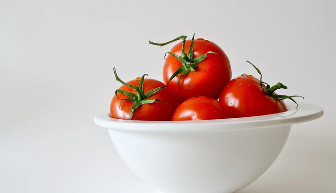 Як закрити на зиму смачні мариновані помідори з цибулею: рецепт у літрових банках