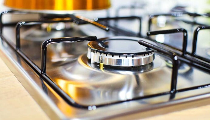 Швидко розчинять жир. 5 простих засобів, які відмиють решітку кухонної плити