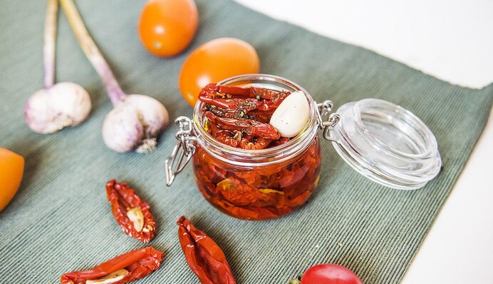 З часником і пряними травами. Рецепт в’ялених помідорів на зиму