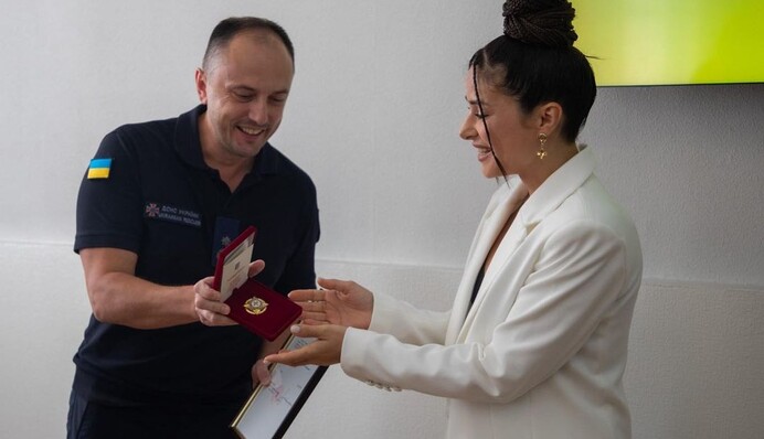 За песню-посвящение. Злата Огневич получила награду от спасателей ГСЧС