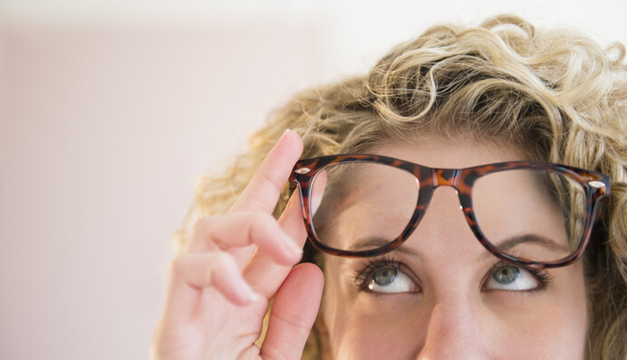 Як прибрати подряпини на окулярах в домашніх умовах: 4 простих лайфхака