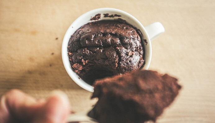 5 хвилин і готово. Рецепт шоколадних кексів з бананом у мікрохвильовці