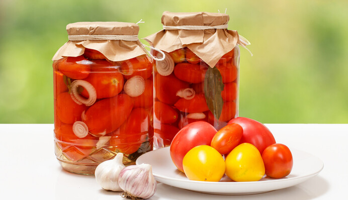 Как закрыть на зиму маринованные помидоры Пальчики оближешь: рецепт в литровых банках