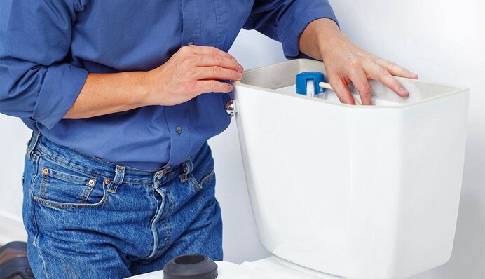 Що залити в зливний бачок унітазу, всередині якого накопичився вапняний наліт та іржа