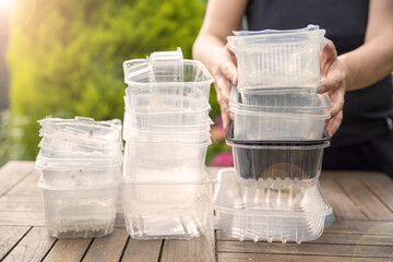 Який пластиковий посуд не підходить для гарячої їжі та як правильно читати маркування