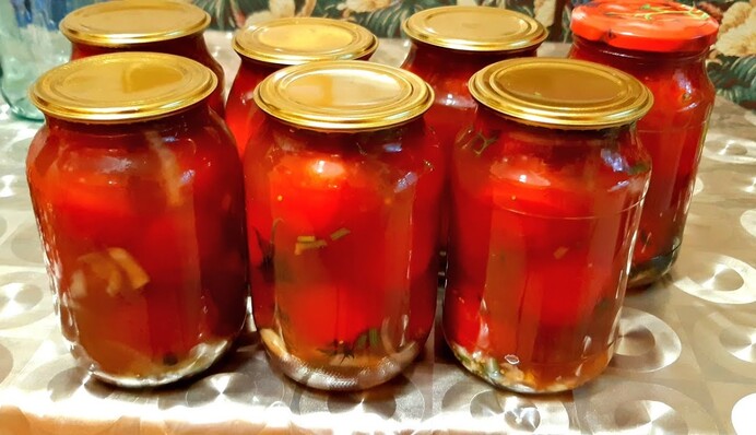 Как замариновать пикантные помидоры с кетчупом чили на зиму: популярный рецепт