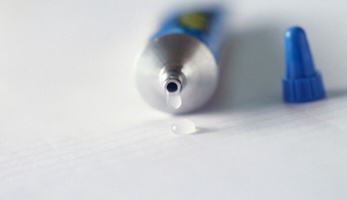 Що робити, якщо суперклей засох на пальцях: 4 способи його розчинити