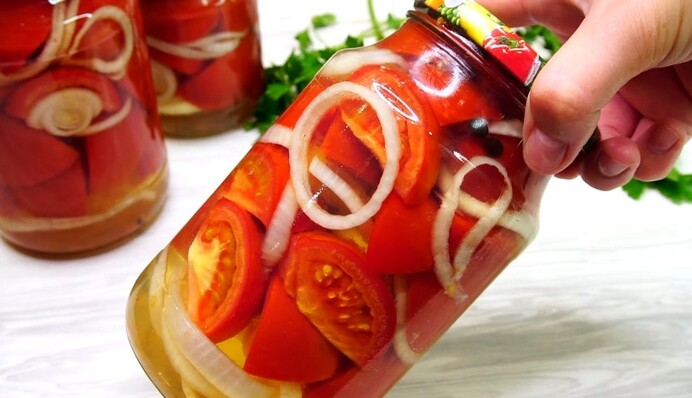 Найпопулярніший рецепт літа-2022. Закриваємо на зиму смачні мариновані помідори по-фінськи