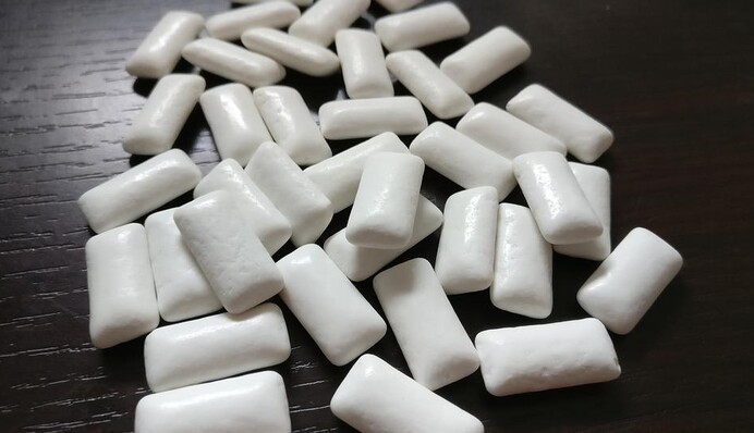 Як прибрати жуйку з підошви взуття: 6 лайфхаків, які варто знати