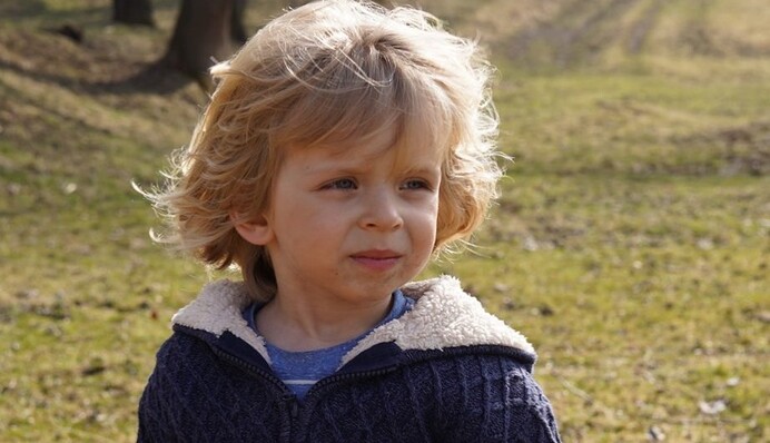 Маленький Лео з Ірпеня зворушив виконанням української версії пісні 