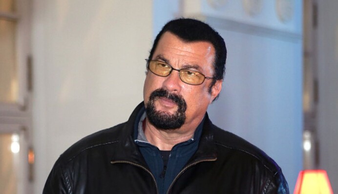 Стивен Сигал сделал фото на фоне сгоревшей тюрьмы в Еленовке, где погибли украинские пленные