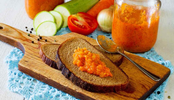 Как сделать на зиму вкусную икру из переросших кабачков: простой рецепт