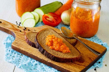 Як зробити на зиму смачну ікру з перерослих кабачків: простий рецепт