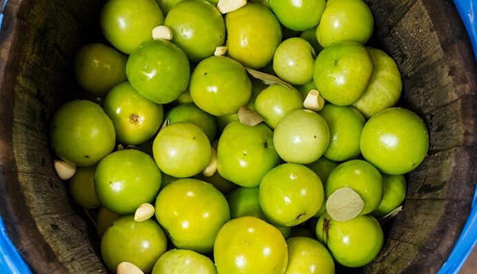 Як приготувати квашені зелені помідори з часником і хріном: простий рецепт