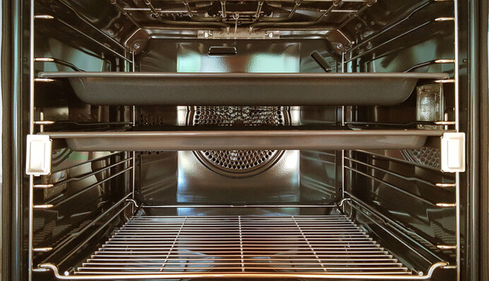 Народные средства, которые быстро растворяют пригоревший жир на плите или противне