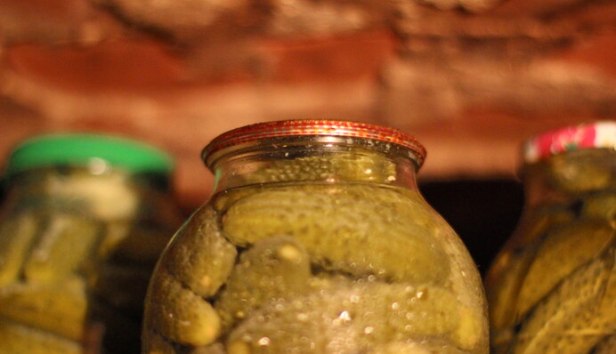 Як захистити кришки для консервації, щоб не поіржавіли у підвалі: прості лайфхаки