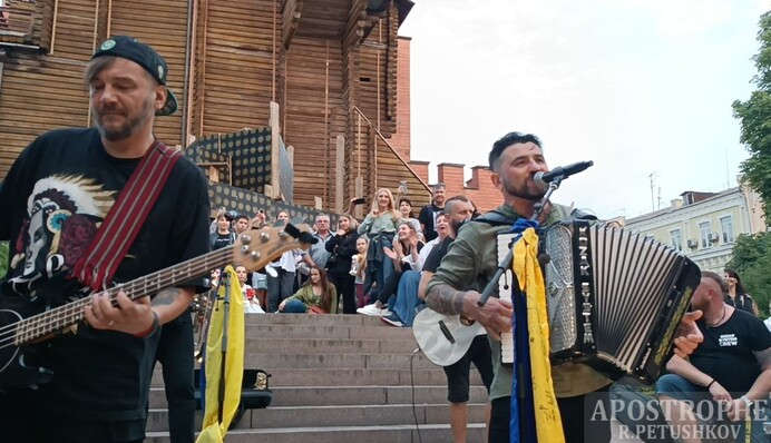 У центрі Києва KOZAK SYSTEM влаштували благодійний концерт просто неба: яскраві фото