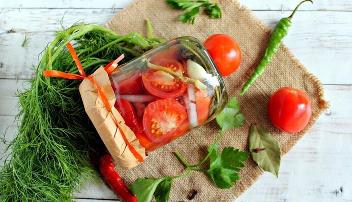 Як закрити смачні помідори половинками з олією: простий рецепт