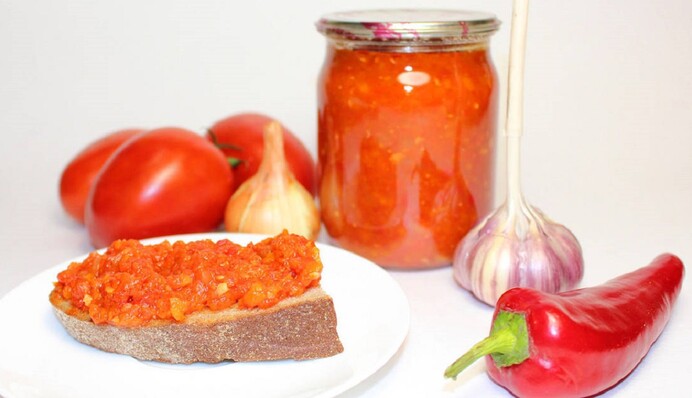 Для любителів пікантного. Рецепт сирої аджики з хроном на зиму