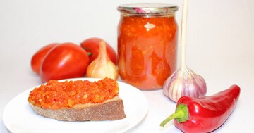 Для любителей пикантного. Рецепт сырой аджики с хреном на зиму